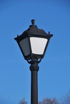 pod lampa najciemniej